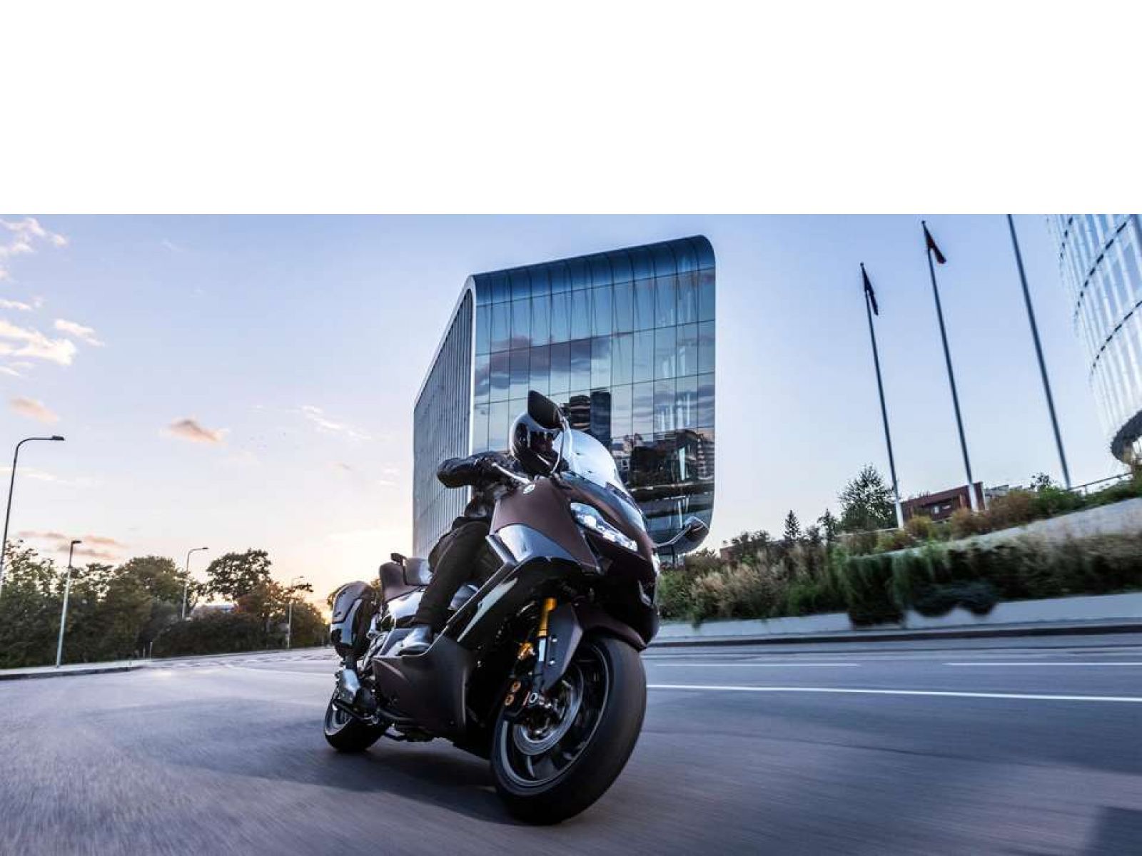Скутер YAMAHA T-Max 560 TECH (Dark Magma) 2024